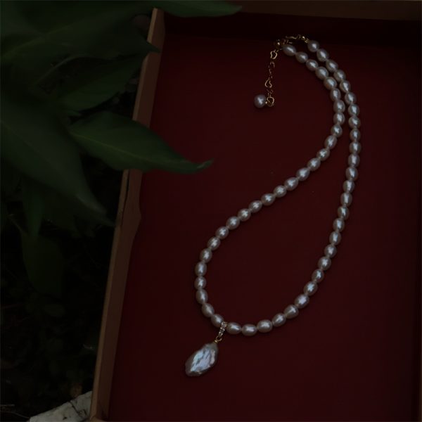 Elegant Vintage-Inspired Freshwater Pearl Necklace with Silvery Accents - Fashion Accessory - Image 6