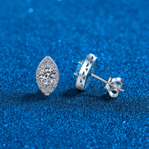 1 Pair of Exquisite S925 Moissanite Oval Stud Earrings for Men and Couples - Hypoallergenic, Scratch-Resistant, and Sparkling - Comes with a Luxurious Gift Box