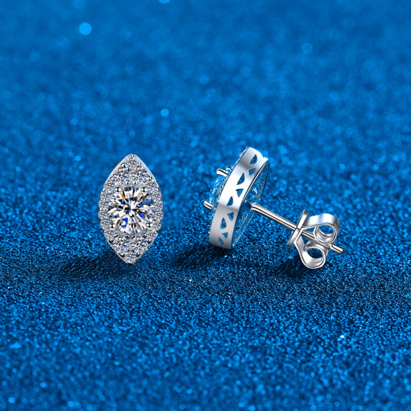 1 Pair of Exquisite S925 Moissanite Oval Stud Earrings for Men and Couples - Hypoallergenic, Scratch-Resistant, and Sparkling - Comes with a Luxurious Gift Box