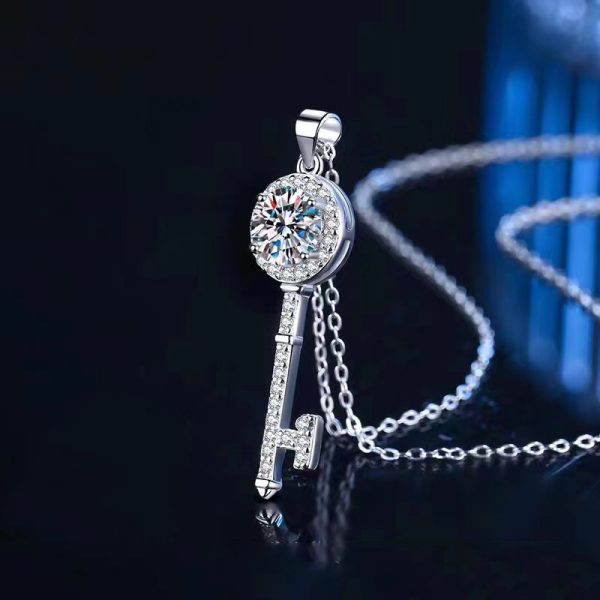 925 sterling silver 1ct moissanite key necklace pendant necklace for men and women, couple model, best friend model, fashion trend design, high-end temperament, light luxury, niche creative, exquisite personality, lively, fresh, sweet, elegant, gentl - Image 5