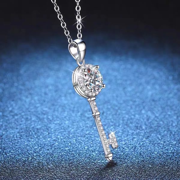 925 sterling silver 1ct moissanite key necklace pendant necklace for men and women, couple model, best friend model, fashion trend design, high-end temperament, light luxury, niche creative, exquisite personality, lively, fresh, sweet, elegant, gentl - Image 3