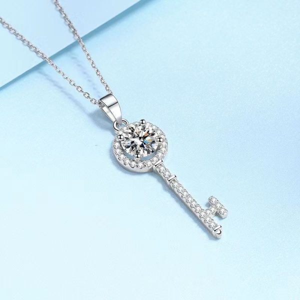 925 sterling silver 1ct moissanite key necklace pendant necklace for men and women, couple model, best friend model, fashion trend design, high-end temperament, light luxury, niche creative, exquisite personality, lively, fresh, sweet, elegant, gentl