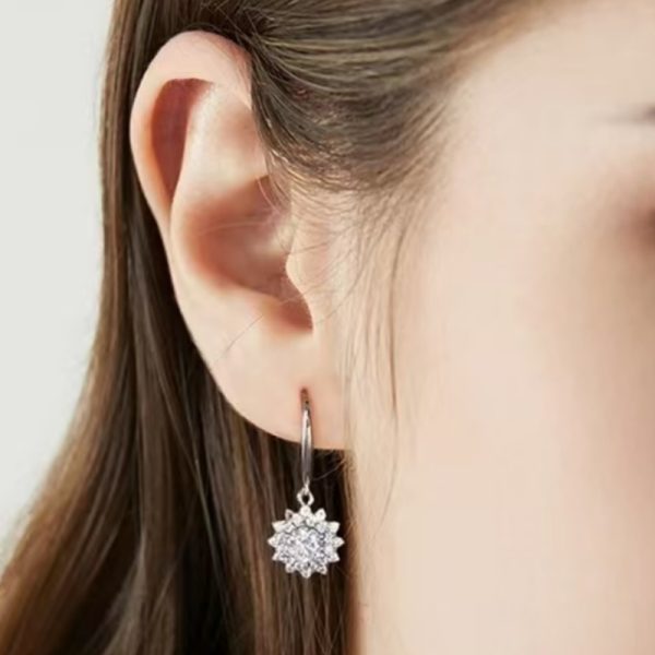A pair of 925 sterling silvery 0.5ct*2 moissanite sunflower dangling earrings, fashionable couple style, elegant and gentle style, suitable for women's birthday gifts, anniversary gifts, suitable for daily wear, parties, honeymoons, with gift box - Image 4