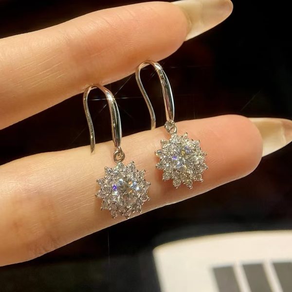 A pair of 925 sterling silvery 0.5ct*2 moissanite sunflower dangling earrings, fashionable couple style, elegant and gentle style, suitable for women's birthday gifts, anniversary gifts, suitable for daily wear, parties, honeymoons, with gift box - Image 6