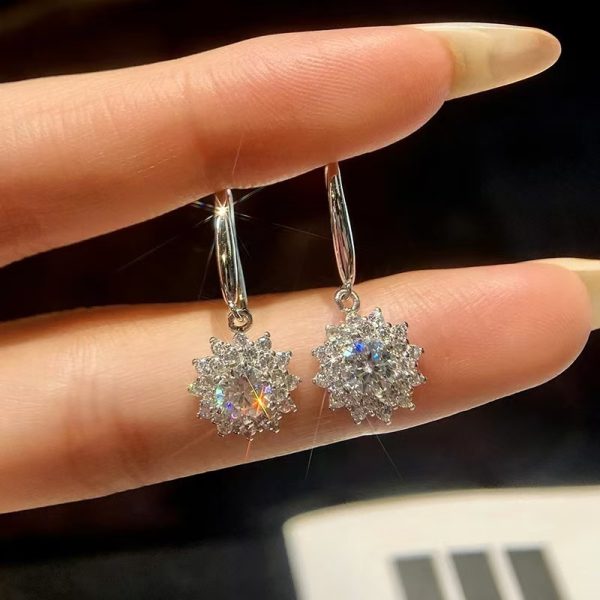A pair of 925 sterling silvery 0.5ct*2 moissanite sunflower dangling earrings, fashionable couple style, elegant and gentle style, suitable for women's birthday gifts, anniversary gifts, suitable for daily wear, parties, honeymoons, with gift box - Image 7