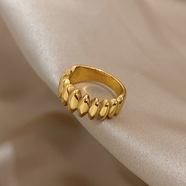 Chic Simple Teardrop Design Gold-Tone Stainless Steel Ring for Women, Fashionable Daily Wear, Hypoallergenic ?C Applicable Age Group 14+