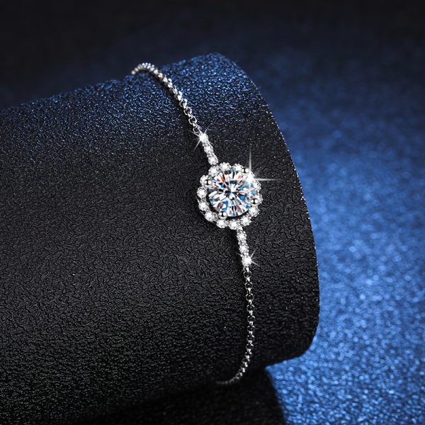 A Fashion Light Luxury Romantic Senior Sense 0.5 Carat Round Moissanite Pull Shrink Bracelet, Gift Confession Party Valentine's Day Graduation Season Adult Gift, Free Boutique Gift Box. - Image 5
