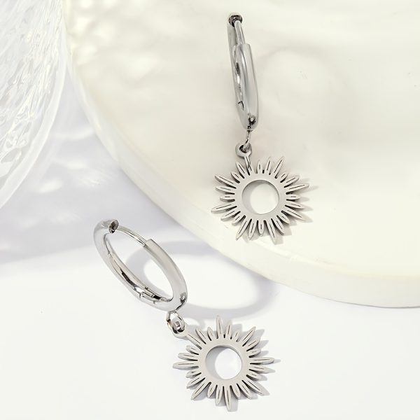 1 Pair of Trendy Retro Stainless Steel Sunflower Earrings for Men and Women, Ideal Holiday Party Gift or Couple Accessories - Image 4