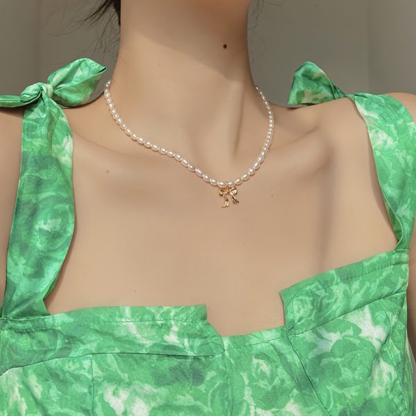 Elegant Freshwater Pearl Bow Pendant Necklace - Vintage-Inspired Clavicle Chain for Men & Women, Perfect Gift Idea - Image 4