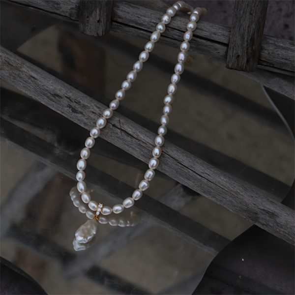 Elegant Vintage-Inspired Freshwater Pearl Necklace with Silvery Accents - Fashion Accessory - Image 4
