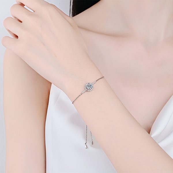A Fashion Light Luxury Romantic Senior Sense 0.5 Carat Round Moissanite Pull Shrink Bracelet, Gift Confession Party Valentine's Day Graduation Season Adult Gift, Free Boutique Gift Box. - Image 3